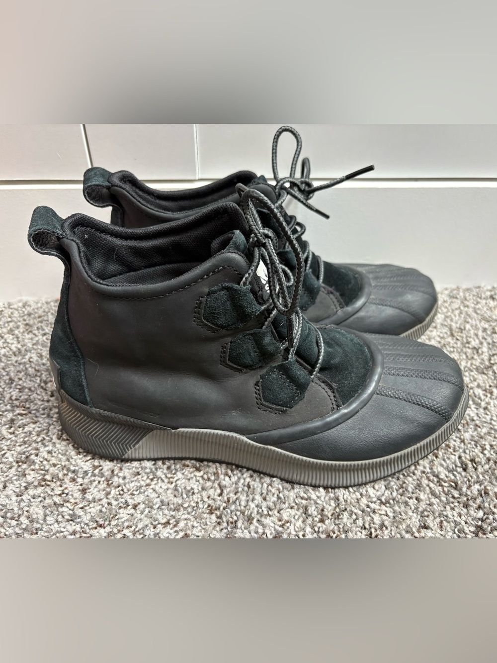 Sorel Out N About Black on Black Duck Boot Waterproof Womens Size 8.5